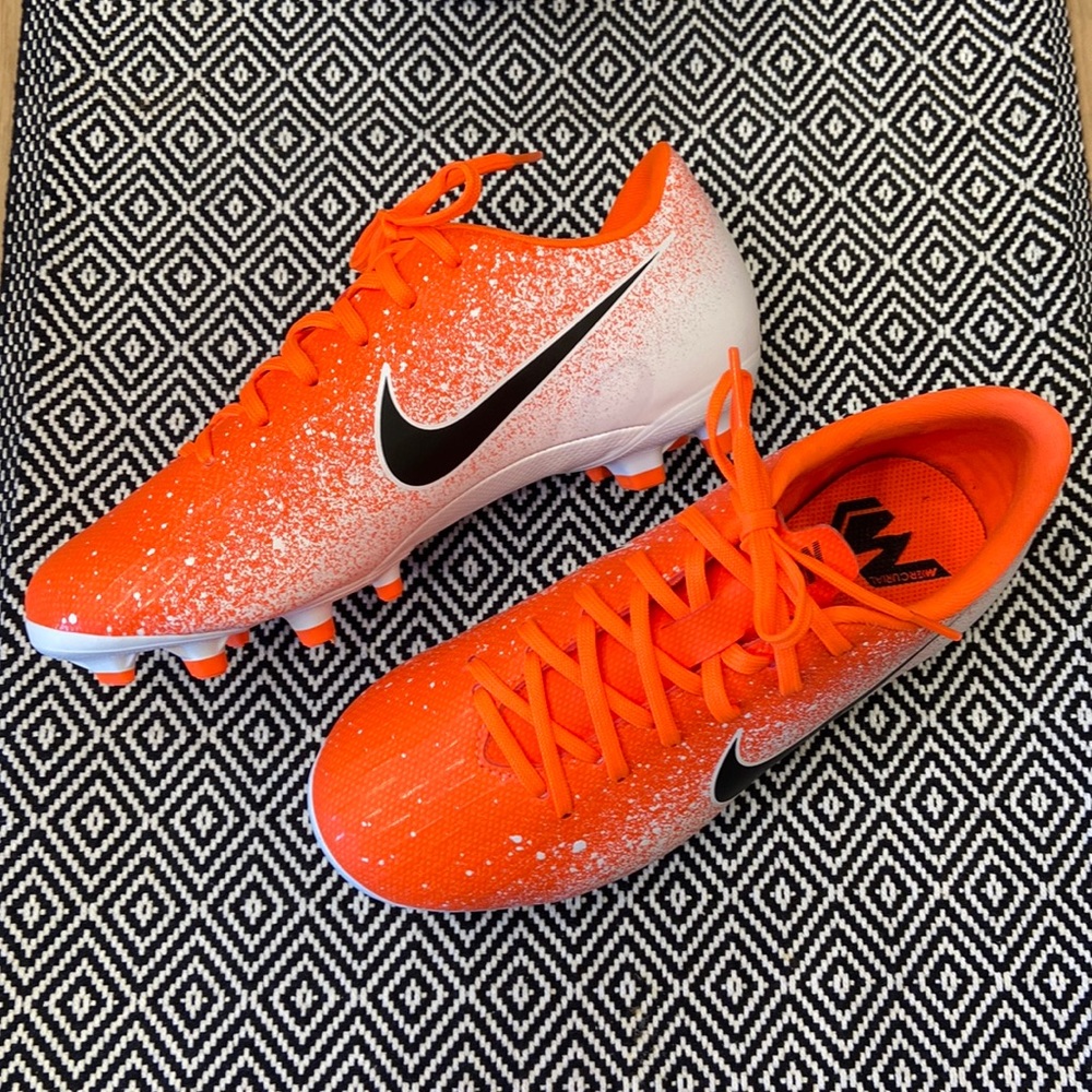 NEW Nike 2.5 Soccer Cleat. Outdoor Soccer. Youth size!